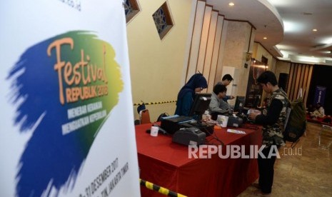 Pengunjung Hijrah Book Fest membeli buku dalam acara festival republik di Masjid At-Tin Jakarta, Sabtu (29/12).