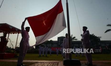 ilustrasi pengibaran bendera