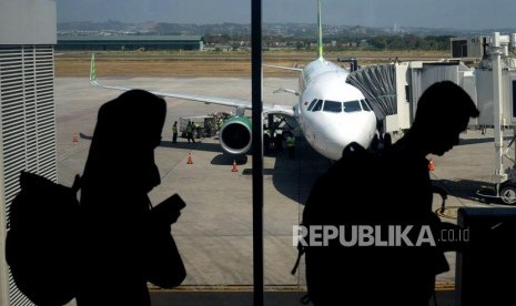 Penumpang berisap memasuki pesawat di Bandara Internasional Ahmad Yani,Semarang,Jawa Tengah,(ilustrasi)