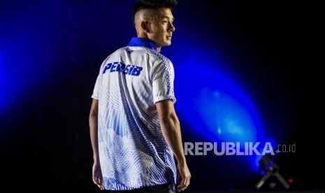 Gelandang Persib Bandung Kim Kurniawan memakai kostum latihan saat acara Launching Persib Bandung 2019 di Hotel Savoy Homann, Kota Bandung, Ahad (11/5).