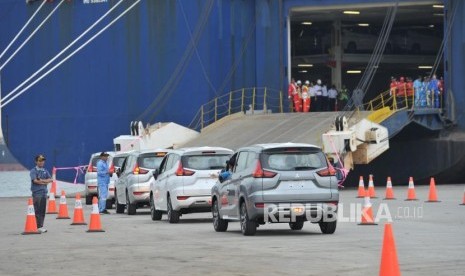 Sejumlah mobil Mitsubishi Xpander yang akan diekspor bersiap memasuki kapal pengangkut di PT Indonesia Kendaraan Terminal atau IPC Car Terminal, Cilincing, Jakarta, Rabu (25/4).