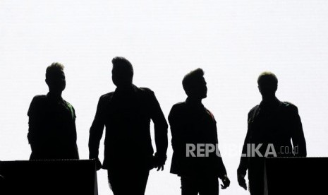 Siluet personel boyband Westlife Nick Byrne, Mark Feehily, Shane Filan dan Kian Egan (dari kiri) saat tampil pada konser Westlife-The Twenty Tour 2019 di Indonesia Convention Exhibition (ICE) BSD, Tangerang, Banten, Selasa (6/8).