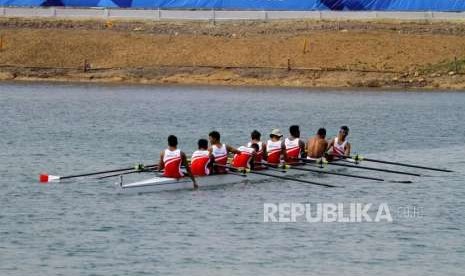 Tim dayung putra Indonesia akan berlaga di SEA Games 2019. Tim dayung mengantisipasi percikan air laut ke mata.