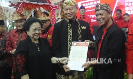 Ketua Umum PDIP Megawati Soekarnoputri (kiri) menyerahkan surat rekomendasi kepada pasangan bakal calon Gubernur dan Wakil Gubernur Jawa Barat TB Hasanuddin (tengah) dan Anton Charliyan (kanan) di kantor DPP PDIP, Lenteng Agung, Jakarta Selatan, Ahad (7/1).