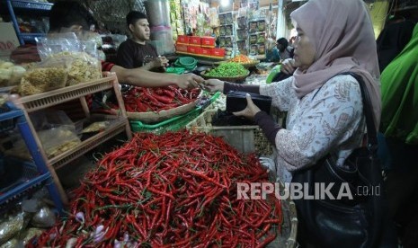 Seorang pengunjung berbelanja cabai merah, di Pasar Kosambi, Kota Bandung, Selasa (13/5).