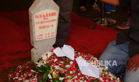 Sebuah pesawat kertas diletakkan di pusara makam presiden ketiga RI BJ Habibie di TMP Kalibata, Jakarta, Kamis (12/9).