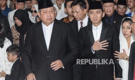 Presiden ke-6 RI Susilo Bambang Yudhoyono (tengah) beserta keluarga memberikan salam kepada pelayat saat upacara militer pelepasan jenazah almarhumah Ani Yudhoyono di Cikeas, Bogor, Jawa Barat, Ahad di Cikeas, Bogor, Jawa Barat, Ahad (2/5).