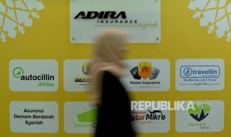 Karyawan beraktivitas di counter Adira Insurance Syariah di Jakarta, Jumat (16/11).