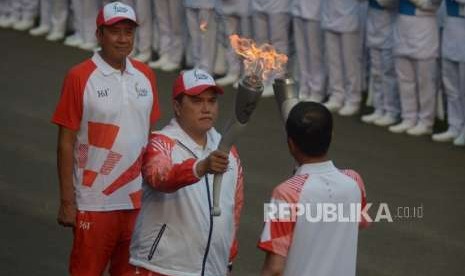 Ketua Inasgoc, Erick Thohir menerima api dari Presiden Republik Indonesia, Joko Widodo dalam acara Torch Relay Asian Games 2018 di  Istana Merdeka, Jakarta, Jumat (17/8).