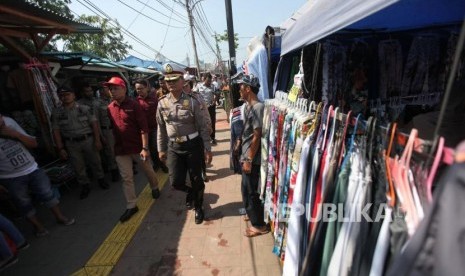 Plt Kepala Perwakilan Ombudsman Jakarta Raya Dominikus Dalu (kiri) bersama Kasubdit Gakkum Ditlantas Polda Metro Jaya AKBP Budiyanto (kanan) meninjau kawasan Tanah Abang, Jakarta, Selasa (20/3).