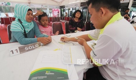 Petugas melayani pemudik di Kantor Pusat Pegadaian, Jakarta, Jumat (8/6).