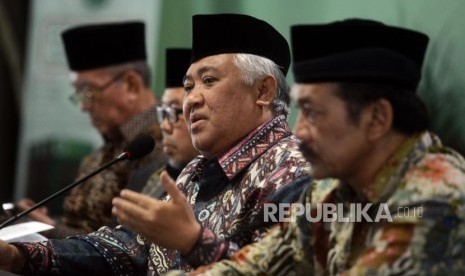 Ketua Dewan Pertimbangan MUI Din Syamsuddin (kedua kanan) didampingi Sekertaris Dewan Pertimbangan MUI Noor Achmad (kanan) dan Wakil Ketua Dewan Pertimbangan MUI Didin Hafiduddhin (kedua kiri) memberikan penjelasan saat Rapat Pleno di Kantor MUI, Jakarta, Rabu (27/3).