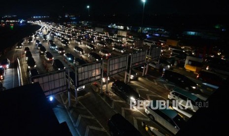 Kendaraan memadati pintu gerbang tol Cikarang Utama, Kabupaten Bekasi, Jawa Barat, Sabtu (22/12) malam.