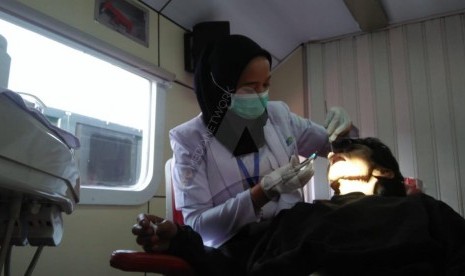  Ratusan masyarakat di sekitar Stasiun Nagreg, Kabupaten Bandung, mendapatkan layanan pengobatan gratis dari rail clinic PT KAI, Selasa (24/9).