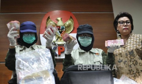 Wakil Ketua KPK Basariah Pandjaitan (kanan) dan Juru Bicarb KPK Febri Diansyah (kiri) bersama penyidik memperlihatkan barang bukti hasil OTT Bupati Kabupaten Nganjuk saat konferensi pers di Gedung KPK, Jakarta, Kamis (26/10).