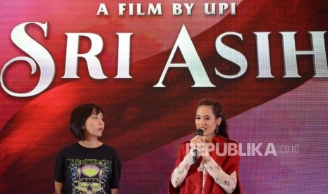 Aktris sekaligus pemeran utama film Sri Asih Pevita Pearce (kanan) Sutradara film Sri Asih Upi (kiri) menghadiri acara pengumuman peluncuran film Sri Asih saat jumpa pers di Mall Senayan City, Jakarta, Sabtu (21/9/2019).