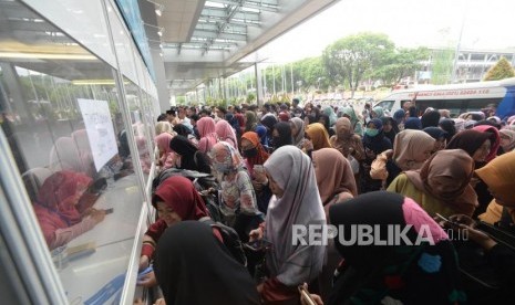 Pengunjung Hijrah Fest memadati loket tiket di pintu utama Jakarta Covention Center, Jakarta, Jumat (9/11).