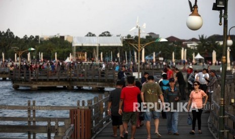 Suasana pengunjung saat liburan di Pantai Ancol, Jakarta, Jumat (30/3).