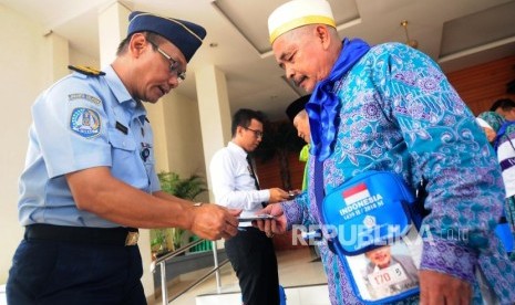 Petugas memeriksa pasport jamaah haji 