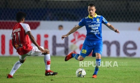 DEBUT. Debut gelandang serang Persib Bandung Rene Mihelic (kanan) pada laga Shopee Liga 1 2019 di Stadion Si Jalak Harupat, Soreang, Sabtu (18/5).