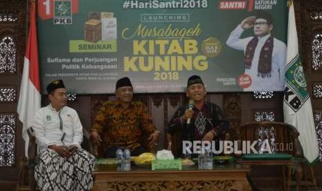  Pengasuh Pondok Pesantren Luqman Hakim ( tengah), dan Guru Besar Tasawuf UIN Syarif Hidayatullah Asep Usman Ismail (kanan) dalam acara seminar Sufisme dan perjuangan politik dan kebangsaan saat Pembukaan Musabaqoh Kitab Kuning 2018 di Kantor Partai Kebangkitan Bangsa (PKB), Jakarta, Ahad  (14/10).