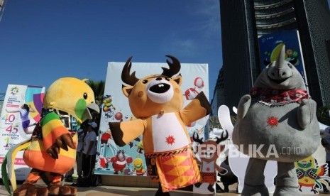 Ketiga Maskot Asian Games 2018  Bhin-Bhin, Atung, dan Kaka (kiri ke kanan)  menyapa warga  dikawasan hari bebas berkendara / Car Free Day di Bundaran HI, Jakarta, Ahad (1/4).