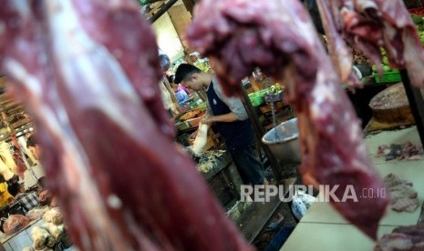 HET Daging Sapi Tidak Efektif. Pedagang memotong daging sapi di Pasar Senen, Jakarta, Jumat (26/1).