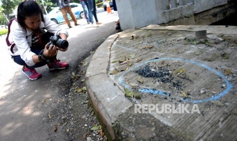 Olah TKP Kecelakaan SN. Wartawan memotret serpihan kaca mobil  yang ditumpangi Ketua DPR Setya Novanto, di Kawasan Jalan Permata Hijau, Jakarta Barat, Jumat (17/11).