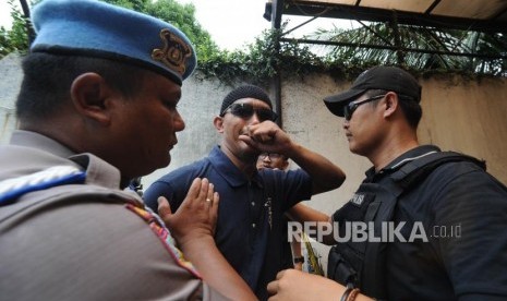 Berjaga. Polisi menenangkan keluarga dr letty saat rekontruksi di tempat kejadian perkara kasus penembakan di Klinik Azzahra Medical Centre Keramat Jati, Jakarta Timur, Senin (13/11).