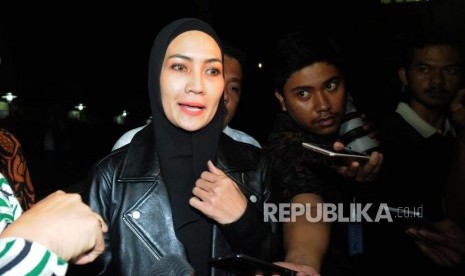 Model asal Manado Fenny Steffy Burase usai menjalani pemeriksaan di Gedung KPK, Jakarta, Rabu (18/7).