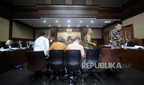 Mirwan Amir, Made Oka Masagung, Charles Eka Praja,Aditya Riyadi, dan Andi Narogong (kiri ke kanan) bersiap  untuk memberikan keterangan sebagai saksi   di Pengadilan tindak pidana korupsi, Jakarta, Kamis (18/1).