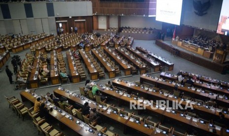 Sejumlah anggota DPR  mengikuti sidang paripurna DPR RI di Kompleks Parlemen, Senayan, Jakarta, Selasa (20/3).