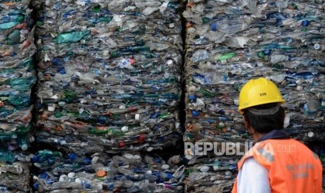 Petugas memeriksa kontainer yang berisikan limbah plastik di Pelabuhan Peti Kemas Koja, Jakarta, Rabu,(18/9).