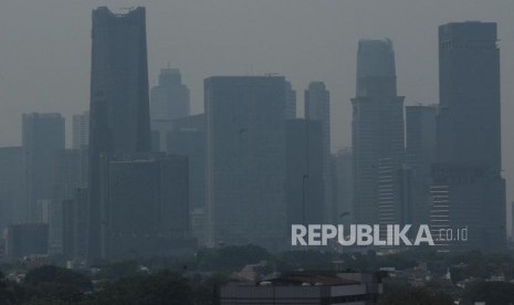 Teknologi Hujan Buatan Atasi Polusi Jakarta. Sejumlah gedung bertingkat terlihat samar karena polusi udara di Jakarta, Selasa (3/7).