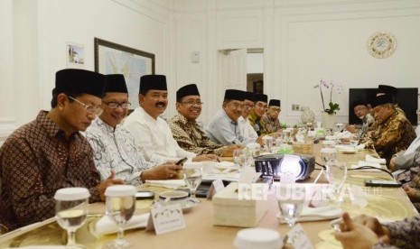 Wakil Presiden Jusuf Kalla bersama Panglima TNI Jenderal TNI Marsekal Hadi Tjahjanto, Menteri Sekretariat Negara Pratikno dan Menteri Agama Lukman Hakim Saifuddin saat menggelar pertemuan dengan sejumlah pimpinan organisasi masyarakat Islam di Jakarta, Jumat (26/10).