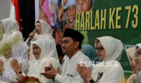 Ketua Umum PP Muslimat Nahdlatul Ulama Khofifah Indar Parawansa didampingi  Ketua Panitia Harlah ke-73 Muslimat NU Yenny Wahid saat menghadiri acara doa bersama dan santunan anak yatim di Gelora Bung Karno, Jakarta, Sabtu (26/1).