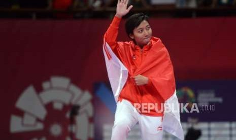 Karateka Indonesia Cokorda Istri Agung Sanistyarani melambaikan tangan saat akan pengalungan medali perunggu cabang olahraga karate Asian Games 2018 kategori kelas 55 kilogram di JCC Plennary Hall, Jakarta, Ahad (26/8).