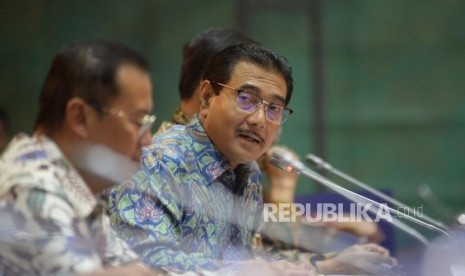 Dirut BRI Suprajarto bersama jajaran direksi mengikuti Rapat Dengar Pendapat (RDP) dengan Komisi XI DPR di kompleks Parlemen, Senayan, Jakarta,Kamis (19/4).