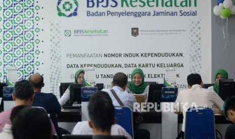 Petugas Badan Penyelenggara Jaminan Sosial (BPJS) Kesehatan melayani warga di kantor BPJS Kesehatan Cabang Jakarta Selatan, Senin (2/9). -ilustrasi-