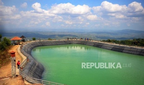 Pengunjung menikmati pemandangan Embung Nglanggeran, Gunungkidul, Yogyakarta. Uji coba pembukaan objek wisata di Gunung Kidul geliatkan ekonomi warga. Ilustrasi.