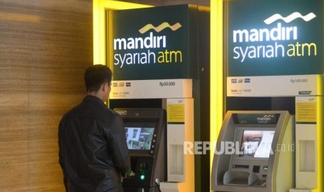 Nasabah melakukan transaksi melalui ATM Bank Syariah Mandiri di Jakarta, Ahad (7/1).