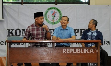 Sekjen Federasi Serikat Guru Indonesia (FSGI) Heru Purnomo (tengah) didampingi Wakil Sekjen FSGI Satriwan Salim (kiri) dan Bendahara FSGI Slamet Maryanto (kanan) memberikan penjelasan saat konferensi pers di Gedung LBH Jakarta, Ahad (3/12).