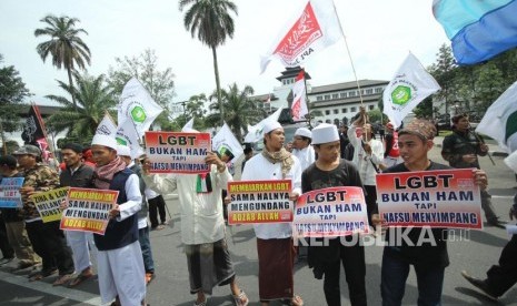 Sejumlah massa dari Aliansi Pergerakan Islam Jawa Barat (API Jabar) menggelar aksi pernyataan sikap menolak lesbian, gay, biseksual, dan transgender (LGBT) di depan Gedung Sate, Kota Bandung, Jumat (29/12).