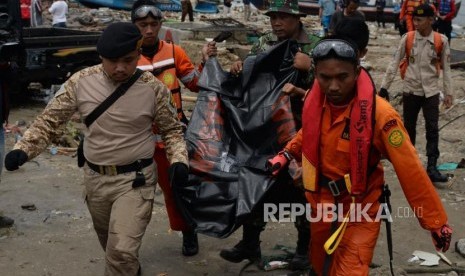 Petugas mengevakuasi jenazah korban bencana Tsunami di Kawasan Sumur, Pandeglang, Banten, Selasa (25/12).