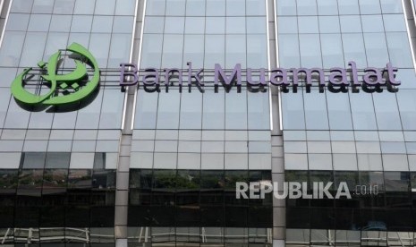 Logo Bank Muamalat terpasang depan kantor pusatnya, Jakarta, Ahad (2/12).