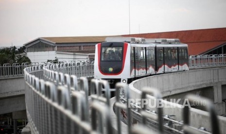 Skytrain melintas di terminal 1 Bandara Soekarno-Hatta, Jakarta, Selasa (26/12).PT Angakasa Pura (AP) II (Persero) melakukan penghematan biaya operasional di 19 bandara yang dikelolanya, termasuk menghentikan operasional skytrain. 