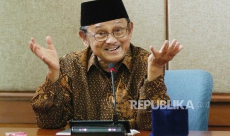 Presiden ke-3 RI Bacharuddin Jusuf (BJ) Habibie saat mengunjungi Gedung Sate, Kota Bandung pada 2012.