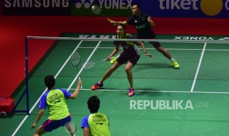 Pebulu tangkis ganda campuran   Indonesia   Hafiz Faizal dan Gloria Emanuaelle mengembalikan kok menuju pebulu tangkis Indonesia Tontowi Ahmad dan Liliyana Natsir dalam semifinal   Turnamen Bulu Tangkis Blibli Indonesian Open 2018 di Istora Senayan, Jakarta, sabtu (7/7).