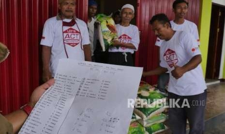 Tim Relawan ACT mempersiapkan bantuan paket sembako.