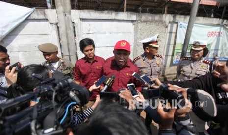 Plt Kepala Perwakilan Ombudsman Jakarta Raya Dominikus Dalu (tengah) bersama Kasubdit Gakkum Ditlantas Polda Metro Jaya AKBP Budiyanto (kanan) memberikan keterangan kepada media saat meninjau kawasan Tanah Abang, Jakarta, Selasa (20/3).